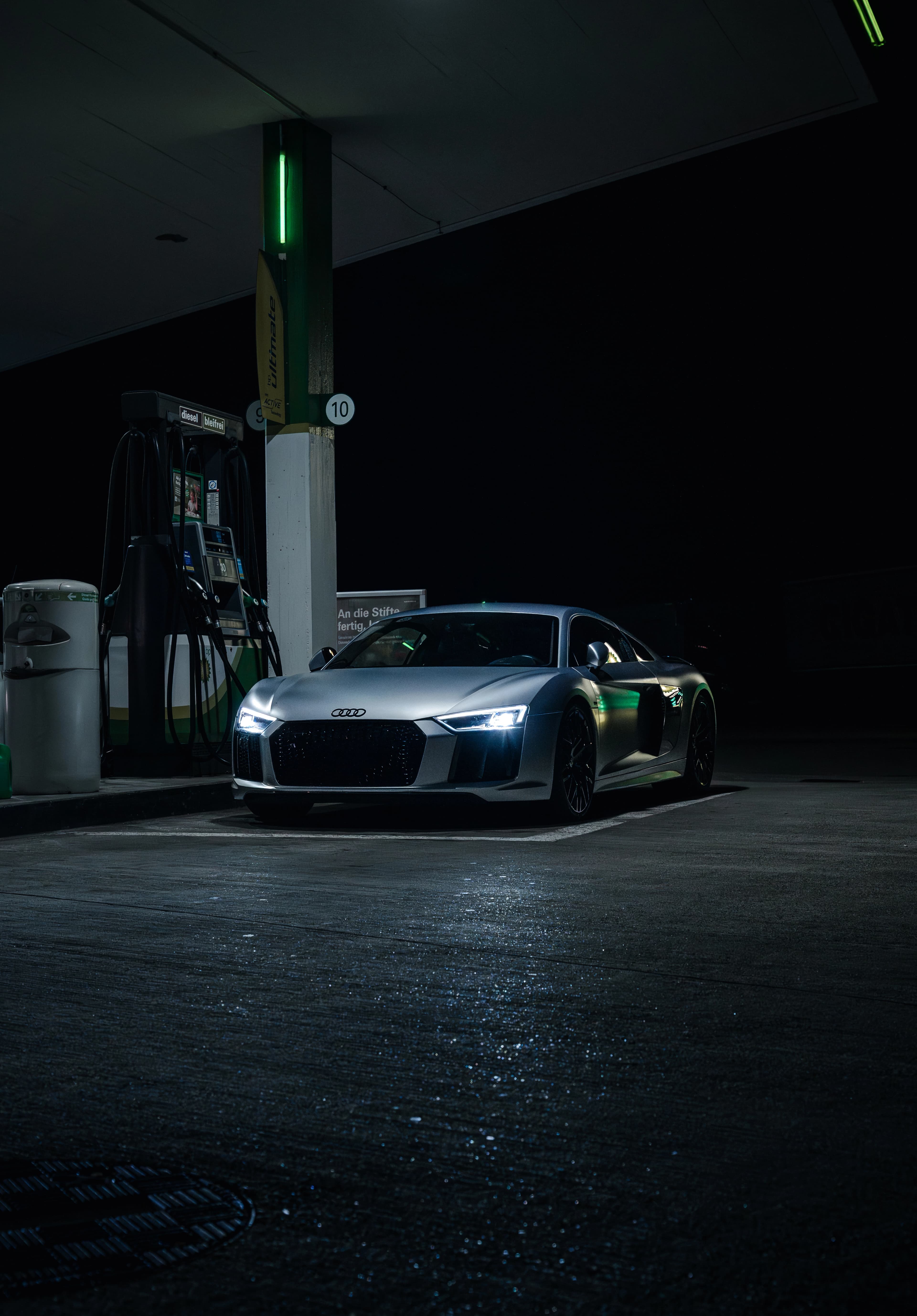 Audi R8 — Late Night Tankstelle